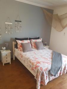 塔拉法尔B&B "Villa Alegria", Tarrafal的一间卧室配有一张粉色和白色床单。