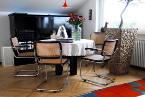 瓦瑟堡Haus Gies的一间带桌椅的用餐室