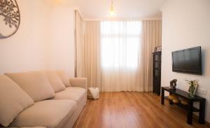阿里纳加Arinaga Zone的客厅配有白色沙发和电视