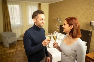 塞格德多姆酒店的一位男人和女人拿着香槟杯