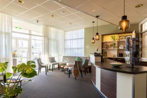内斯阿默兰酒店的一个带酒吧、椅子和桌子的办公大厅
