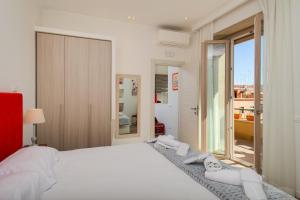 罗马Many Days Apartments的卧室设有一张白色大床和一扇窗户。