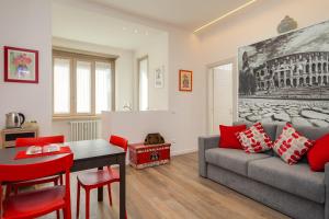 罗马Many Days Apartments的客厅配有沙发和桌子