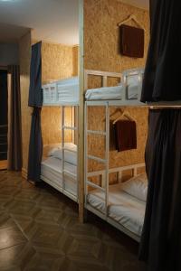 Khoksametchun Hostel客房内的一张或多张双层床