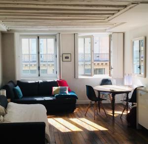 巴黎Chez Vous ST HONORÉ的客厅配有沙发和桌子