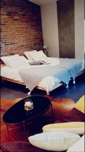 欧奈索斯博伊斯Le Loft的一间卧室配有两张床和一张茶几