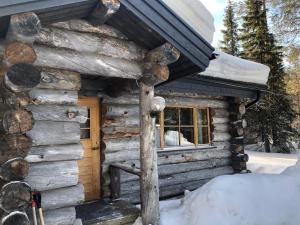 鲁卡Rukanloimu的雪地里的小木屋,有门