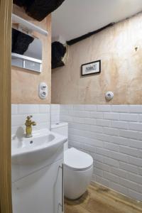 阿尔巴拉辛PORTAL DE MOLINA 2 - Piso acogedor en el casco histórico de Albarracín的浴室配有白色卫生间和盥洗盆。
