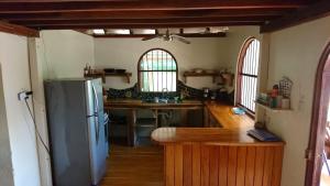 卡维塔Casa Verde, Cahuita的带冰箱的厨房和木地板