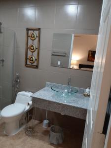 Los SantosBienvenidos a Guararé的一间带水槽、卫生间和镜子的浴室