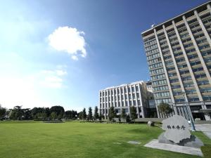 宇都宫宇都宫中心酒店的一座大建筑,在田野中间有雕像