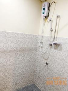 奥隆阿波ACME Inn Subic的带淋浴的浴室