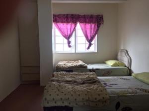 丹那拉打MERLIN HOME DESA ANTHURIUM的一间卧室设有两张床,窗户配有粉红色的窗帘