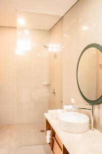 塞米亚克水明漾苹果别墅及套房酒店的一间带水槽和镜子的浴室
