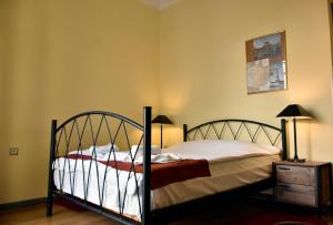 塞萨洛尼基塞萨洛尼基出租旅馆的一间卧室配有一张床和一个带床头柜的梳妆台