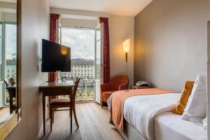 卢塞恩欧派斯酒店的酒店客房设有床和窗户。