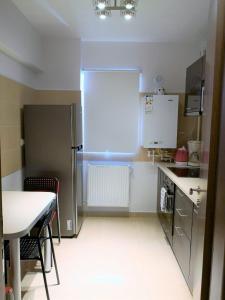 北马马亚-讷沃达里Apartament Ira Mamaia Nord的一间带桌子和冰箱的小厨房