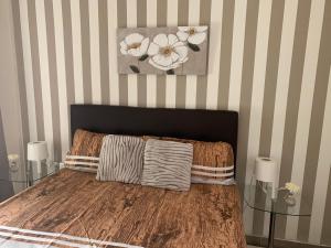 萨洛Bello Horizonte Frontbeach的一间卧室配有一张床和条纹墙