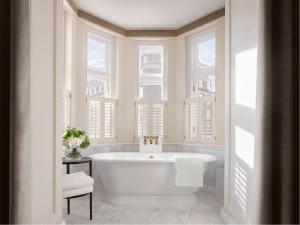 伦敦Kimpton - Fitzroy London, an IHG Hotel的带窗户的浴室内的白色浴缸