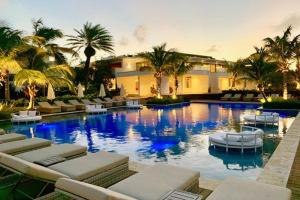 圣约翰斯Hodges Bay Resort & Spa的一个带椅子和棕榈树的大型游泳池