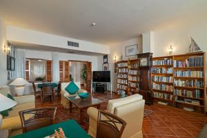 圣克鲁斯Albatroz Beach & Yacht Club的客厅配有家具和书架
