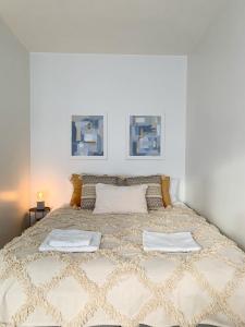 Cityview Design Apartment Amber客房内的一张或多张床位
