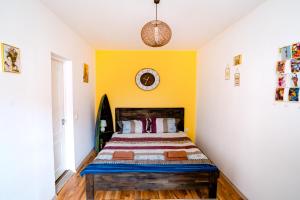 锡比乌Galeria Grafit Apartments的一间卧室配有一张黄色墙壁的床