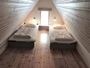 维斯比Fogelbergs RyG的小型客房 - 带2张床和窗户