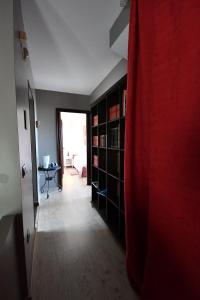 PauSuite & Spa Panoramic Olivars的走廊上,房间里挂着红色窗帘