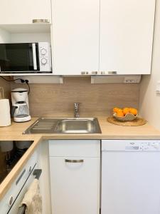 拉赫蒂Cityview Design Apartment Amber的厨房配有水槽和微波炉