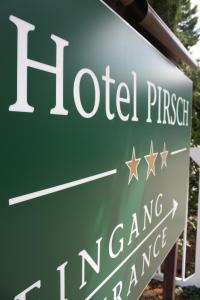 拉姆斯泰因-米森巴赫皮斯切酒店的一张绿色的街道标志,供售票处使用