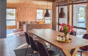 弗洛Amazing Home In Fl With Wifi的一间带木桌和椅子的用餐室