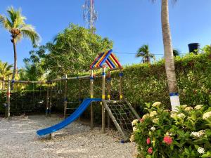 科韦尼亚斯Blue Apartahotel的公园里一个带滑梯的游乐场