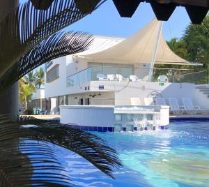 科韦尼亚斯Hotel La Fragata的水中的小船,棕榈树