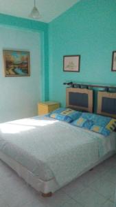 TucacasCosta Grande Tucacas Morrocoy的一间卧室配有一张带蓝色墙壁的大床