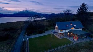 科弗Knockderry Lodge -Private Luxury pet-friendly accommodation in Scotland with hot tub的山景别墅的空中景致