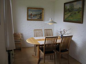 韩德斯泰德Fuglevænget的一间带桌子和四把椅子的用餐室