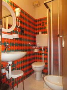 圣卢西亚宾馆的一间浴室