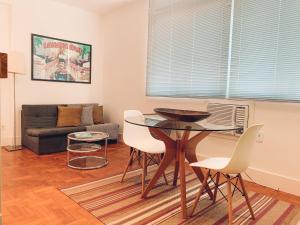 里约热内卢Stylish Copacabana Apartment的客厅配有桌椅和沙发