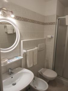 圣卢西亚宾馆的一间浴室