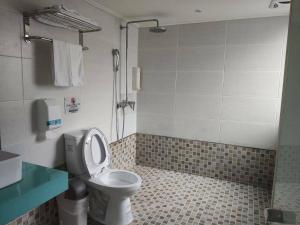 基隆恆昌商旅的一间带卫生间和淋浴的浴室