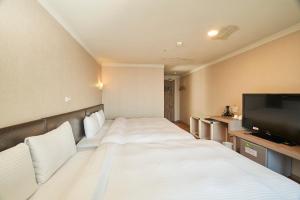 基隆恆昌商旅的配有一张床和一台平面电视的酒店客房