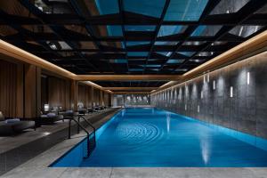 萧山杭州湘湖逍遥庄园的一座带天花板的酒店游泳池