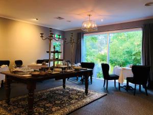 戴尔斯福特达德利精品酒店的一间带桌子和大窗户的用餐室