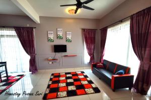 峇株巴辖Pesona Suri Homestay的带沙发和电视的客厅