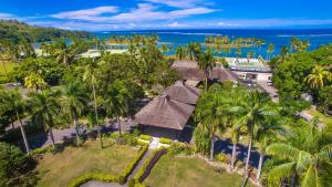 科罗雷乌纳维蒂度假酒店的享有棕榈树和海洋度假村的空中景致