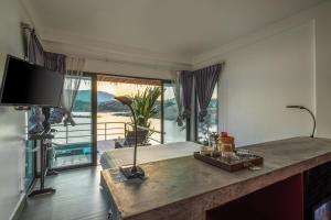 万荣萨图楠姆比奇度假村的客厅设有桌子和大窗户