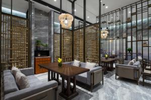 长沙长沙泊华华美达酒店的一间配有沙发和桌子的餐厅