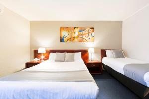 堪培拉堪培拉宜必思尚品酒店的酒店客房设有两张床和两盏灯。
