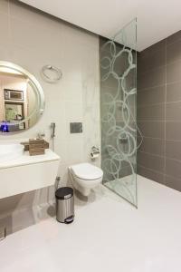 吉达Ewaa Express Hotel - Al Hamra的一间带卫生间和玻璃淋浴间的浴室
